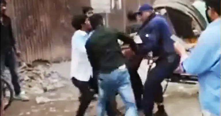 পুলিশকে কয়েকজন মিলে মারধরের মুহূর্ত